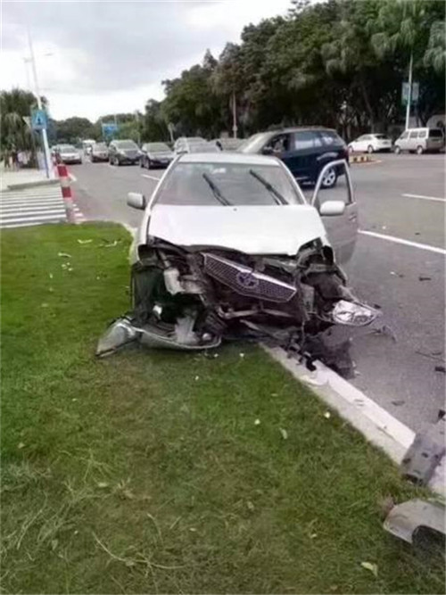 400萬(wàn)法拉利撞成廢鐵 車(chē)主淡定自拍合影