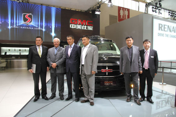北京國際車展上，全新GMC S系列頂級商務(wù)車在亞太區(qū)首發(fā)。圖為企業(yè)領(lǐng)導(dǎo)與新車合影。