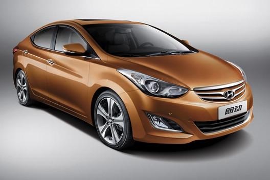 　　北京現(xiàn)代朗動(dòng)分別搭載1.6L和1.8L兩種發(fā)動(dòng)機(jī)，共7款車型。“流體雕塑”設(shè)計(jì)理念持身的朗動(dòng)看上