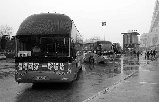 昨天上午10點(diǎn)，17輛愛心大巴從中原福塔廣場(chǎng)發(fā)車