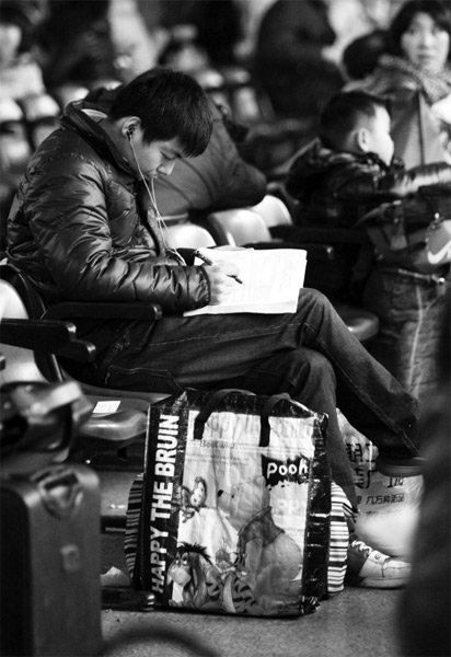 大學(xué)生李馮鑫回家過(guò)年給家人買(mǎi)了一大包衣服