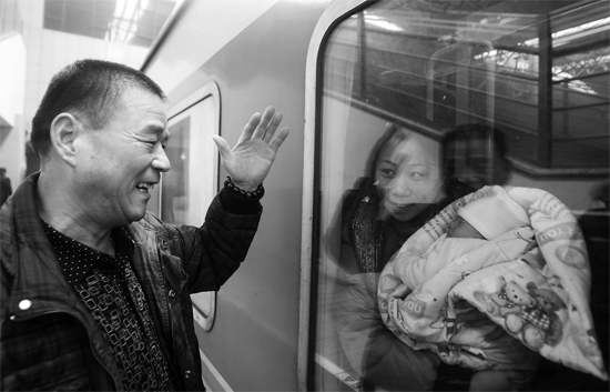車要開了，史振星揮手向女兒懷中的外孫告別。女兒帶著剛剛出生43天的孩子，要到千里之外湖南的婆婆家過新