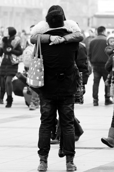 浪漫的情侶，離別時(shí)不忘激情擁抱