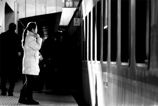 春運(yùn)大潮中，這樣難舍難分的身影總不時(shí)閃現(xiàn)在站臺(tái)上和廣場(chǎng)中