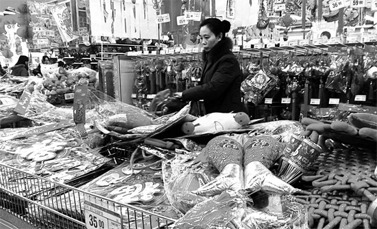 超市里，和春節(jié)相關的商品被擺放到了十分顯眼的位置