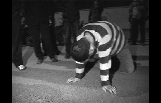 昨日凌晨，鄭州市化工路西段，渾身酒氣的男子出盡洋相