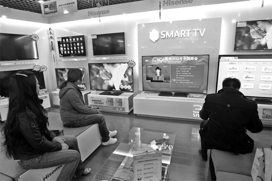 5日，鄭州市的家電賣場里，網(wǎng)絡(luò)電視正在同步直播兩會報道 東方今報記者張培方攝