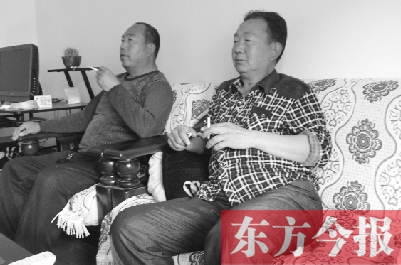 吳四輩和張年學在家聊天，談?wù)撋稌r候能去上班