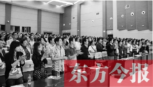 演員謝幕時(shí)，沒(méi)有觀眾離場(chǎng)，而是全部起立熱烈鼓掌