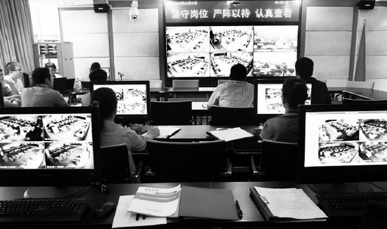 2013年高考首日，鄭州市國(guó)家考試考務(wù)指揮中心內(nèi)，工作人員通過(guò)監(jiān)控器遠(yuǎn)程監(jiān)考