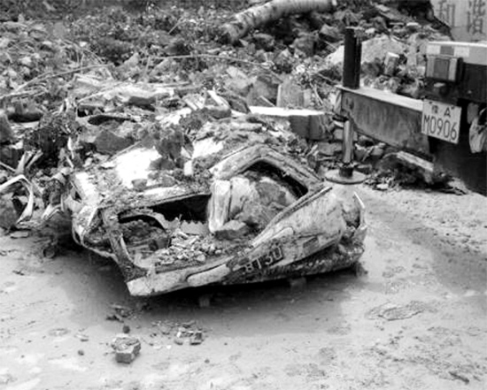 7月2日，新密市區(qū)，暴雨沖倒圍墻，一輛汽車被砸成“鐵餅”