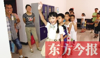 成長(zhǎng)訓(xùn)練營(yíng)面試在東方今報(bào)發(fā)行中心舉行。圖為面試現(xiàn)場(chǎng)