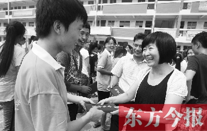 7月23日，晨鐘教育集團(tuán)黨委書記張玲為支教大學(xué)生頒發(fā)證書
