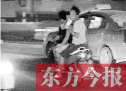 盡管剛剛發(fā)生摩托車車禍，現(xiàn)場很快又現(xiàn)載人摩托車疾馳