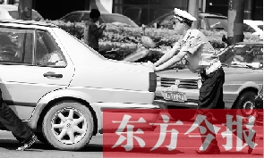 一輛車壞在了路中間，執(zhí)勤交警幫推車