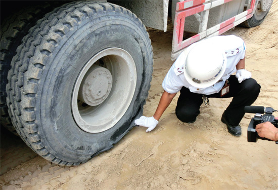 8月3日，棉紡路與六廠前街交叉口附近一輛水泥罐車突然爆胎，路邊一輛電動車被沖擊波震翻報廢