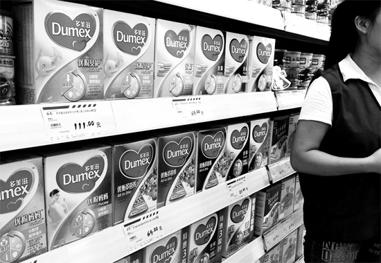 5日，鄭州一家超市內(nèi)，多美滋其他階段奶粉仍在售，但無(wú)人問(wèn)津