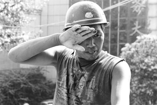 昨日，濟源市市政工人王紅旗在揮汗工作