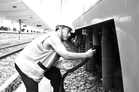 昨日，商丘火車站給水員在烈日下工作