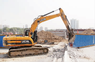 南陽路、北環(huán)快速路立交橋?qū)⑦M(jìn)行封閉施工，圖為工人正在拆除隔離欄