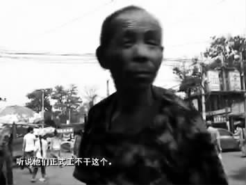 視頻中的男子面對(duì)鏡頭發(fā)泄心中的不滿：不合理，明擺著剝削人