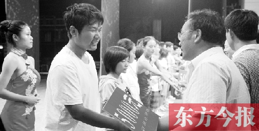 8月25日，河南電視臺8號演播廳，寒門學(xué)子每人拿到了5000元助學(xué)金