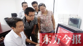 圖為東方今報(bào)讀者代表在抽取三等獎(jiǎng)訂戶(hù)