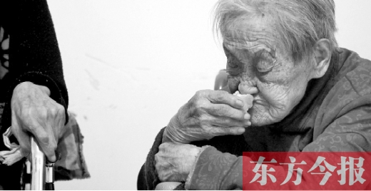 在鄭州惠濟區(qū)紅樹林老年療養(yǎng)院內(nèi)，一位老人在吃蛋糕