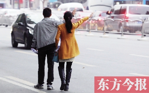 昨日下午5時(shí)30分，鄭州市花園路口公交站，一對青年正焦急等車