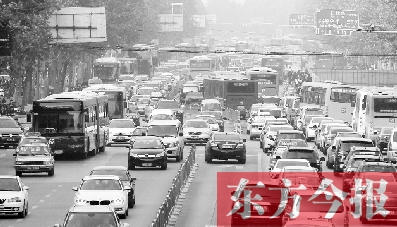 昨日下午4點(diǎn)，在花園路與黃河路口附近，車堵成了“一鍋粥”