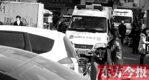 馬路上的機(jī)動(dòng)車越來越多，臨著大路鄭州市第一人民醫(yī)院門口，出急診的救護(hù)車常常遭遇堵車