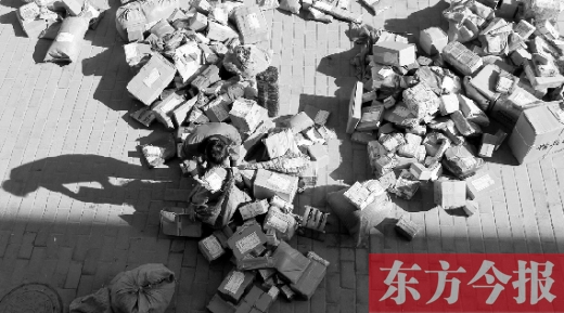 “雙十一”后，快遞員忙著送包裹，連水也不敢喝