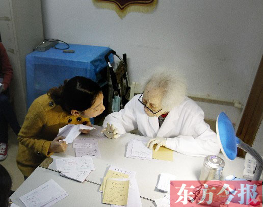 昨日，97歲的“醫(yī)生奶奶”胡佩蘭在給患者看病