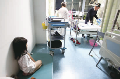 嘟嘟一早就醒了，小小的身體靠在墻邊看著爸爸進行手術(shù)前準(zhǔn)備