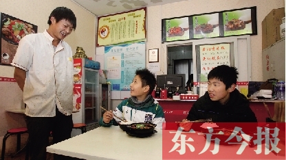 11月30日，鄭州市81中的兩位學(xué)生用勞動為自己掙了一頓中午飯，心里很高興