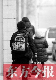 一名學(xué)生背著書包走出校門準(zhǔn)備回家。教育部發(fā)布規(guī)定，其中明確規(guī)定教師收禮、有償補(bǔ)課等行為將受到相應(yīng)處分