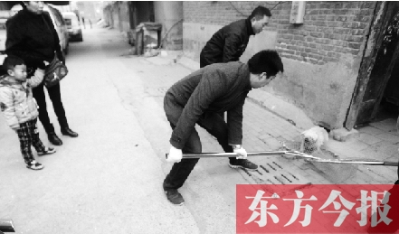 12月3日，鄭州市隴海路。執(zhí)法人員對一只“辦了證卻不系繩”的狗進(jìn)行捕捉