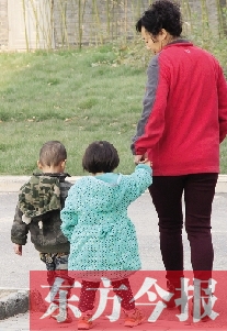 男孩兒姓“鄭”，女孩兒姓“周”（取“州”諧音），即“鄭州”之意，這一取名法得到了認可