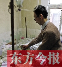 54歲的老楊把自己當(dāng)做護士，不離不棄照顧著已成“植物人”的母親