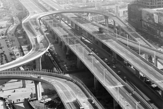 昨日，已經(jīng)開始施劃交通標(biāo)線的鄭州市三環(huán)快速路北環(huán)高架橋部分