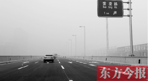 昨天上午，東方今報(bào)記者跟隨鄭州市交巡警部門，提前探路已具備通車條件的鄭州市三環(huán)快速路