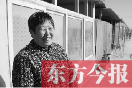 在京水村的臨時過渡區(qū)內(nèi)，一位大媽在儲存大白菜