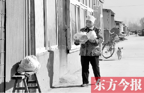 在京水村的臨時過渡區(qū)內(nèi)，62歲的村民白小英對未來的生活充滿期待