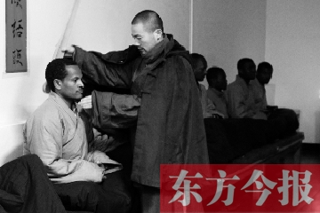 少林功夫講究禪武合一，坐禪當(dāng)然少不了,別看就是坐坐，姿勢都要師傅教