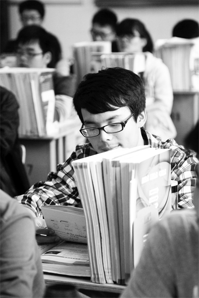 一所學(xué)校的高三學(xué)生正在加班加點(diǎn)復(fù)習(xí)，不少同學(xué)都開(kāi)始為自主招生報(bào)名忙活了