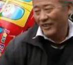 采訪我先買個氣球吧！大爺霸氣回答