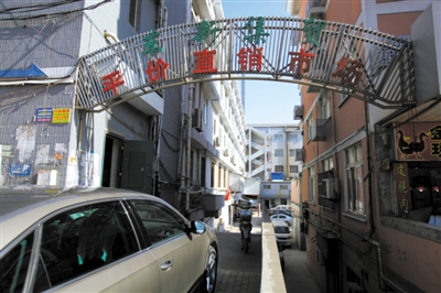 昨日，從事活禽宰殺的許某確認(rèn)為感染H7N9禽流感確診病例，其所工作的南京江寧區(qū)東新農(nóng)貿(mào)市場(chǎng)仍正常營業(yè)