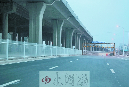 下穿隧道限高3米，不影響公交車(chē)通行。