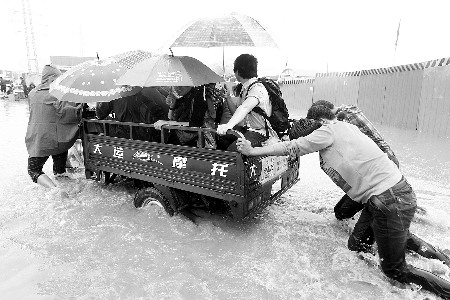 “擺渡”，每人5塊錢 記者 王春勝/攝
