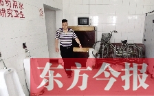 男廁中擺放的電視機(jī)、柜子、自行車(chē)等物品